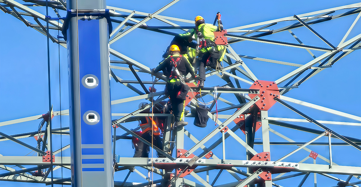 Monteurs Viatis en travaux sur pylône haute tension